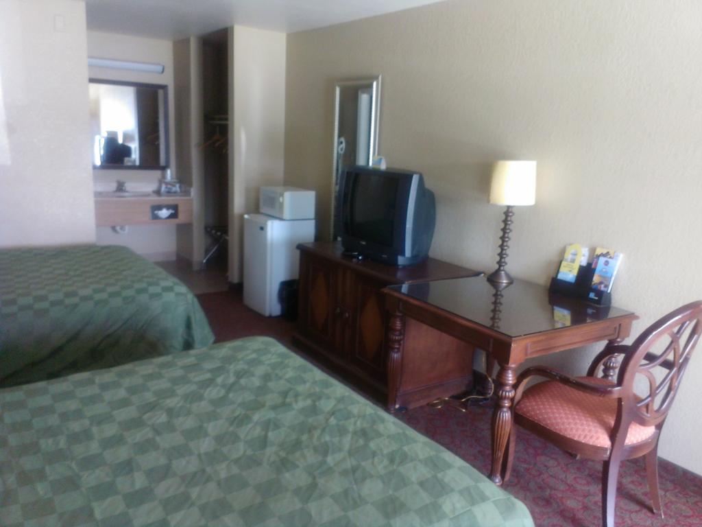 Days Inn By Wyndham Kingman East Bagian luar foto