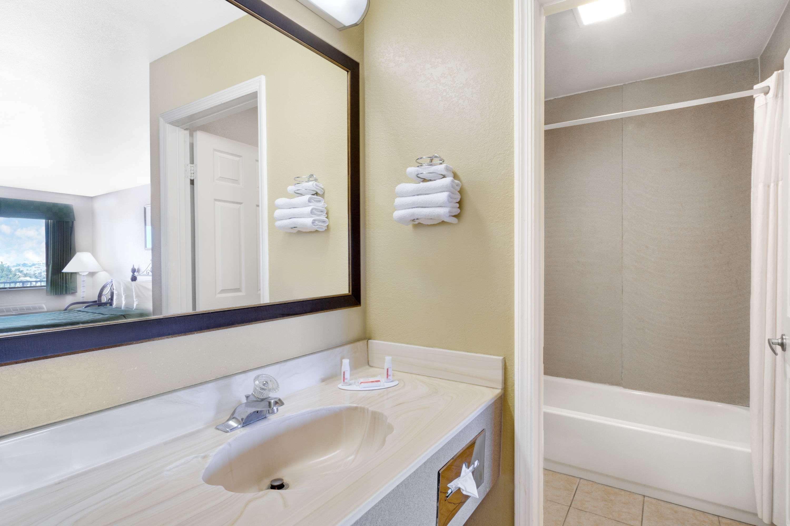 Days Inn By Wyndham Kingman East Bagian luar foto