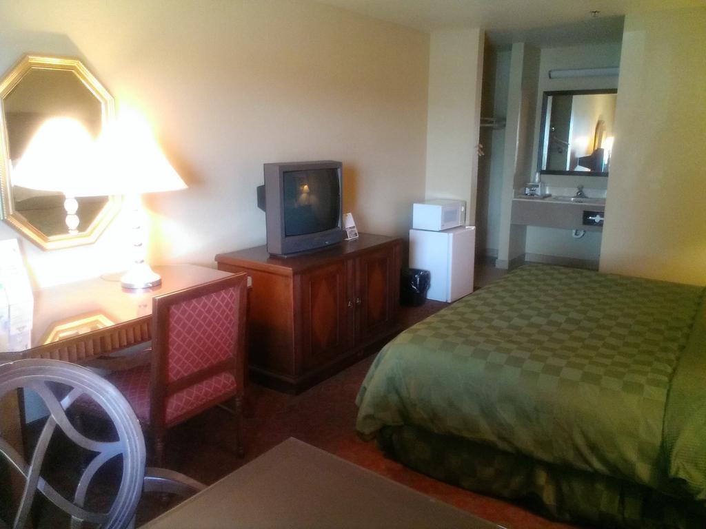 Days Inn By Wyndham Kingman East Bagian luar foto