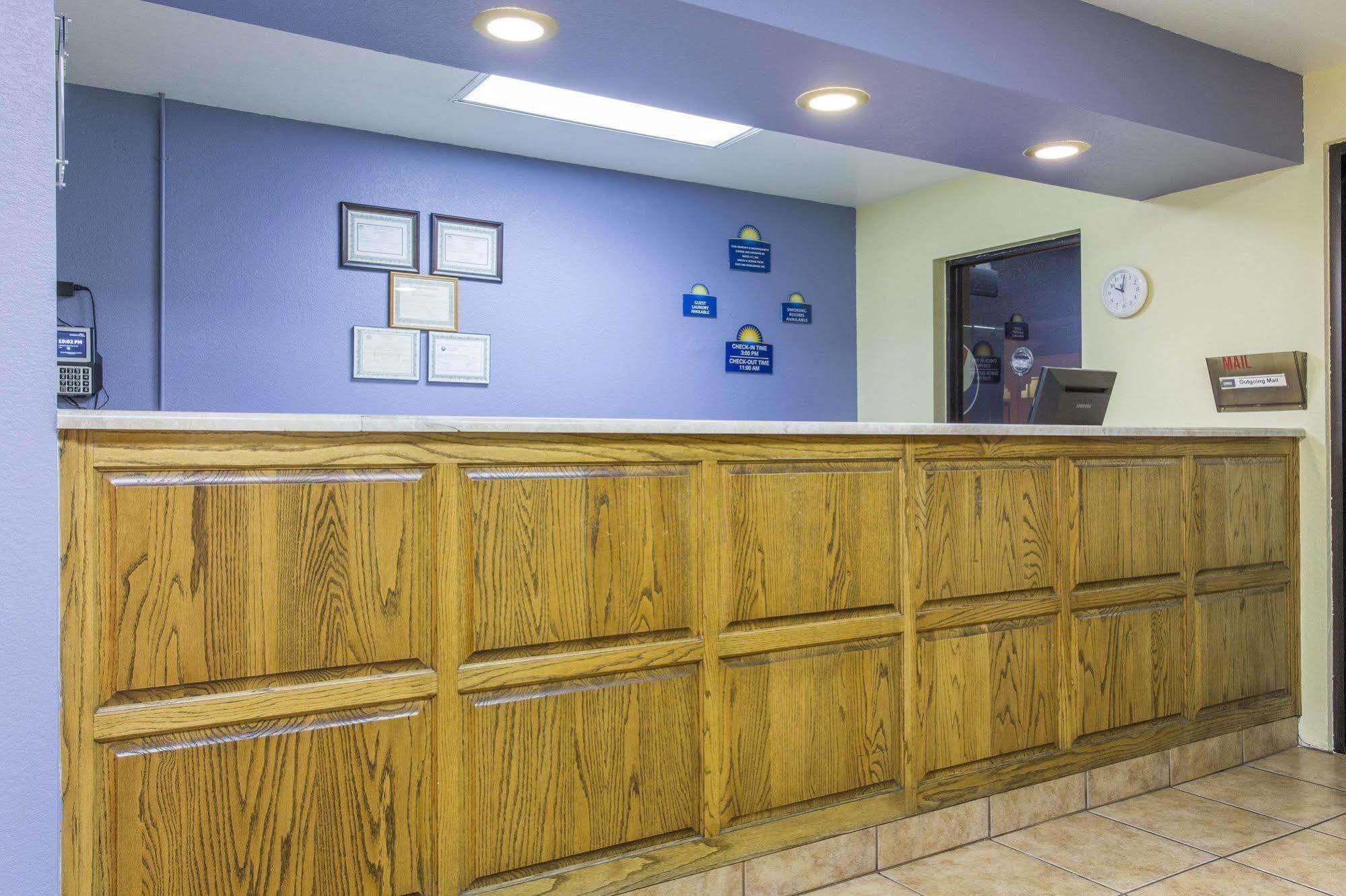 Days Inn By Wyndham Kingman East Bagian luar foto