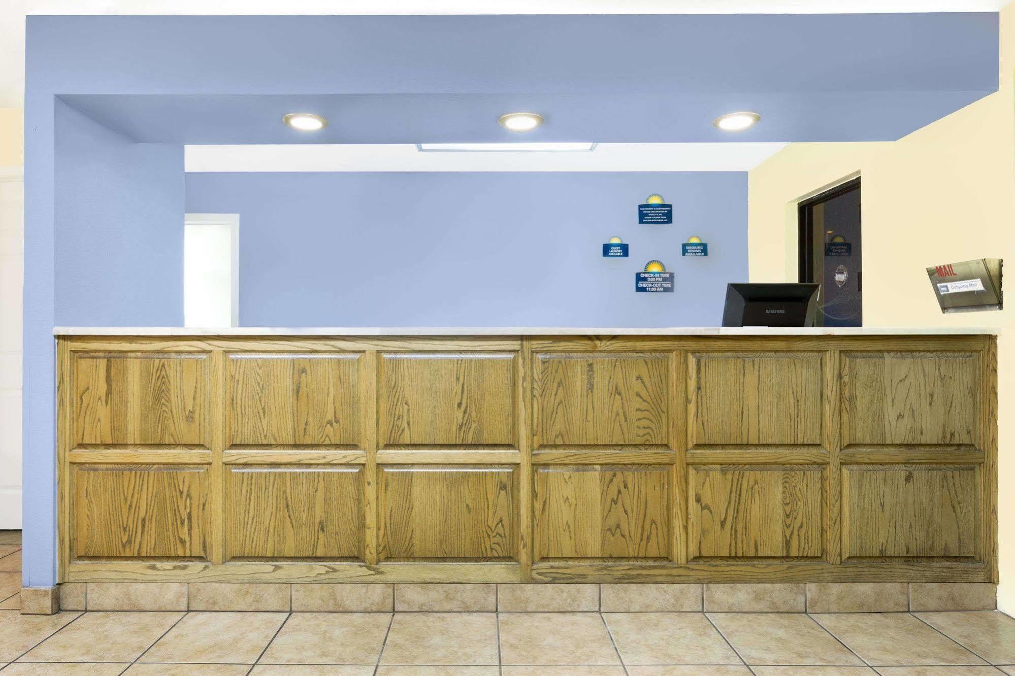 Days Inn By Wyndham Kingman East Bagian luar foto